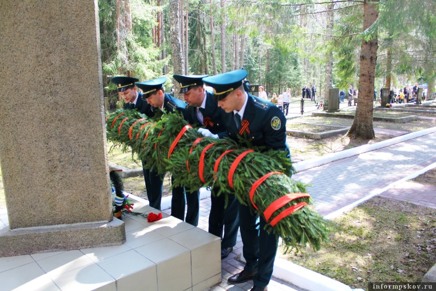 Возложение траурной гирлянды к монументу. Фото: «ВКонтакте»