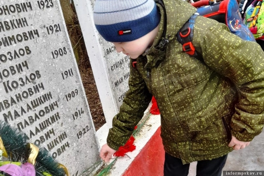 Возложение цветов учащимися Першинской средней школы. Фото Вконтакте