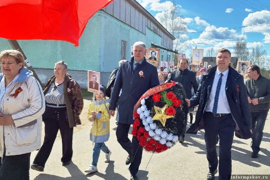 Возложение венков и цветов к памятникам. Фото: «Наш путь»