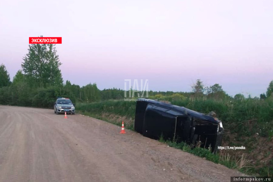 Водитель не справился с управлением и вылетел в кювет. Машина перевернулась. Фото ПАИ