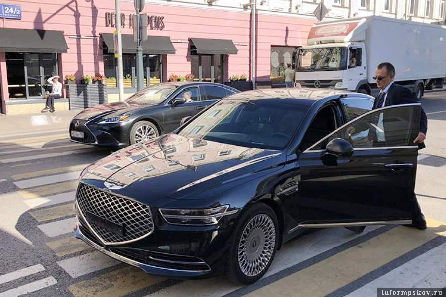 Автомобиль депутата Сергея Миронова сбил курьера в Москве. Фото агентство городских новостей «Москва»/Мобильный репортер