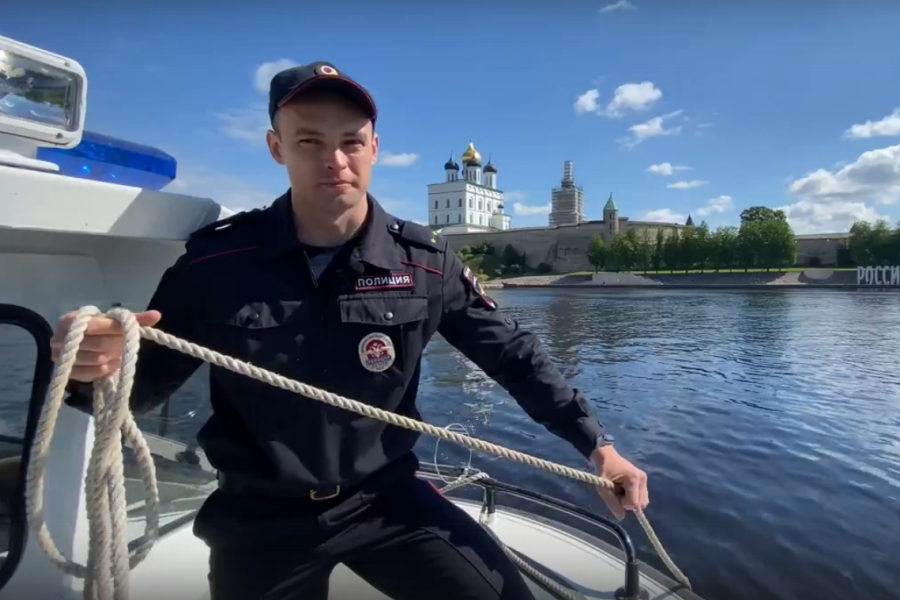 Сторудники псковской полиции прочитали стихотворение о русском языке. Фото скрин видео