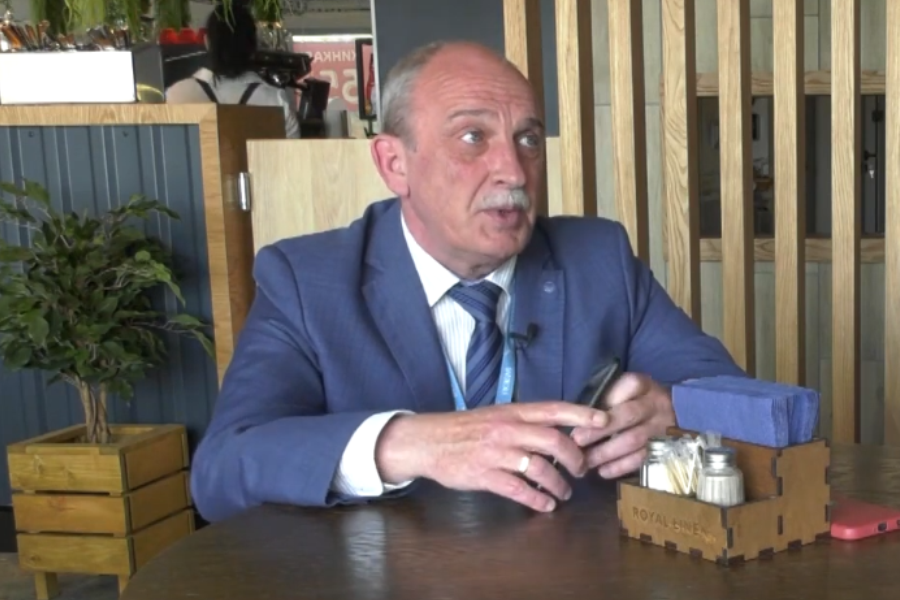 Артём Тарасов рассказал, что с увеличением количества рейсов пассажирам становится в аэропорту тесно. Фото: скрин видео