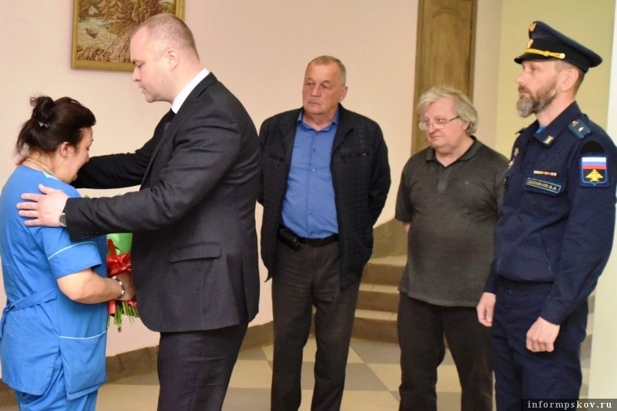 В Островском районе Орден Мужества Игоря Ивкина (награждён посмертно) вручили его маме. Фото администрации Островского района
