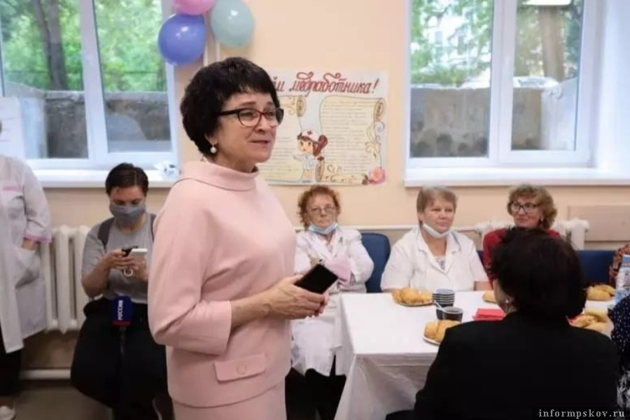 Галина Неваленная поздравила ветеранов медицинской службы. Фото Вконтакте