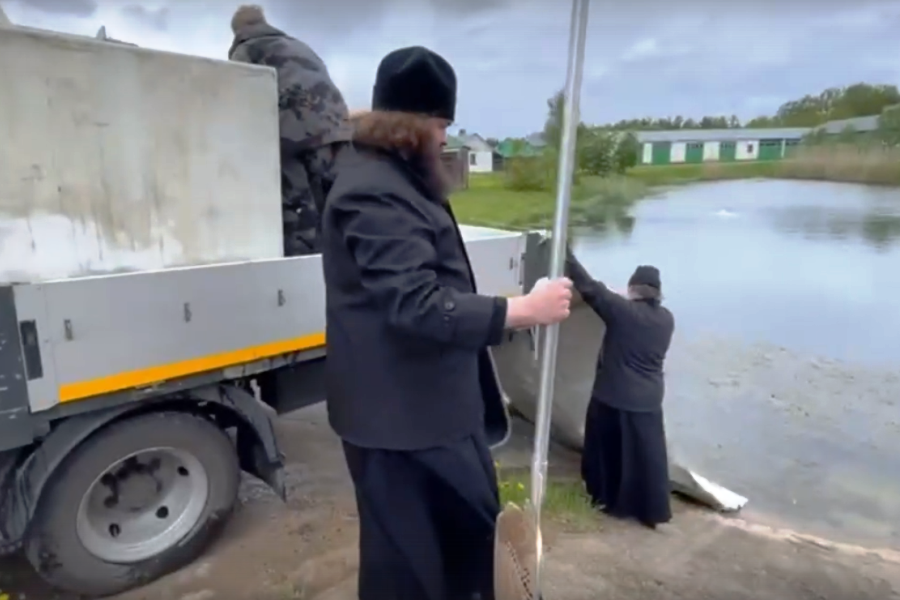 Живую рыбу запустили в монастырский пруд. Фото: скрин видео