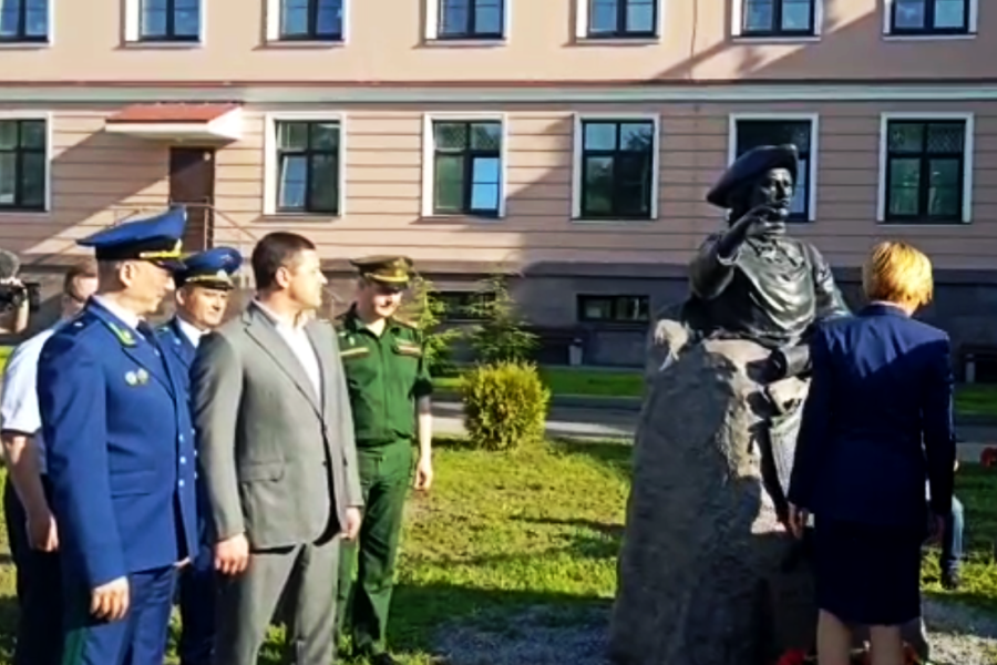 Возложение цветов к памятнику Петру Первому. Фото скрин видео