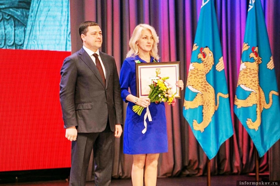 Елена Чернозубова получила Почётную грамоту президента РФ Владимира Путина. Фото Луки.ру