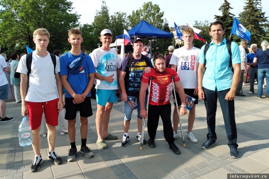 Псковские спортсмены вышли на митинг поддержать российских бойцов. Фото: Вконтакте