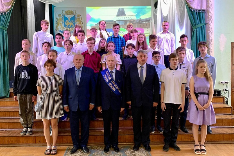 Юные псковичи получили паспорта. Фото: пресс-служба ОМСУ «Город Псков»