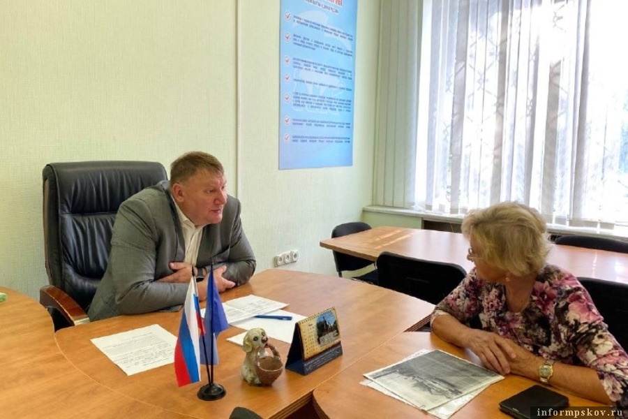 Псковичка считает, что по Хлебному проезду пройти невозможно. Фото: Псковское областное Собрание депутатов