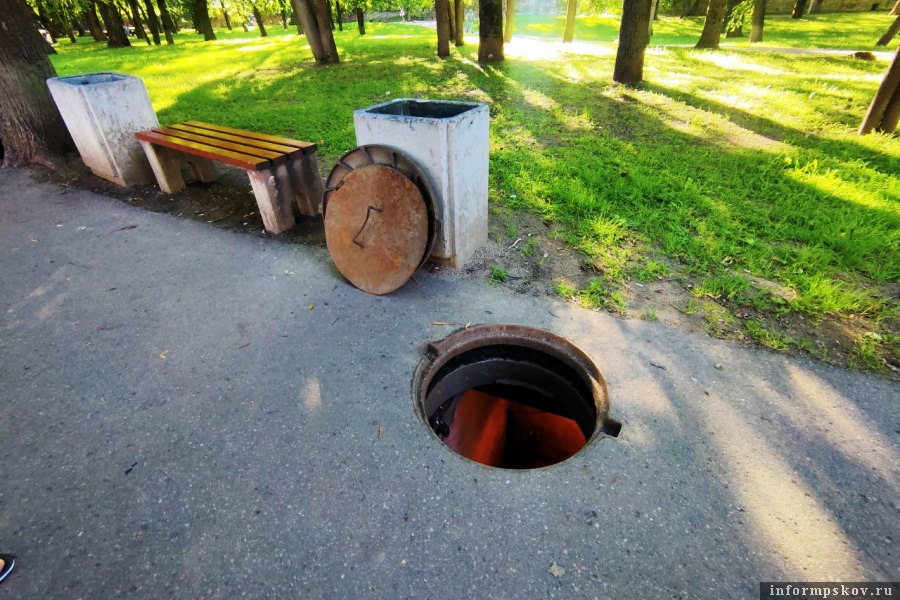 Как видно на фото, крышки люка стоят рядом. Предупреждений нет. Фото: ПАИ