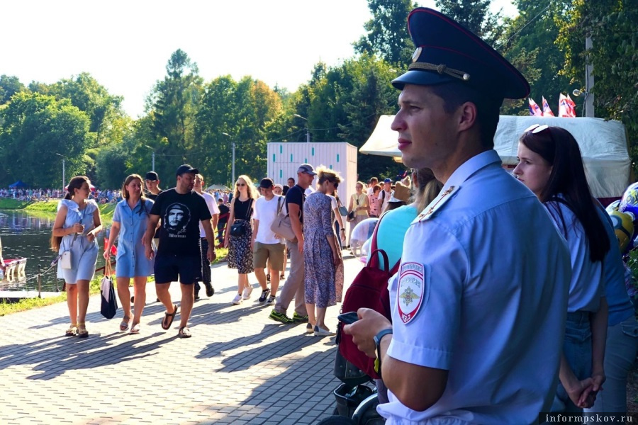 Общественный порядок обеспечен силами 120 полицейских. Фото: Великолукская правда. Новости