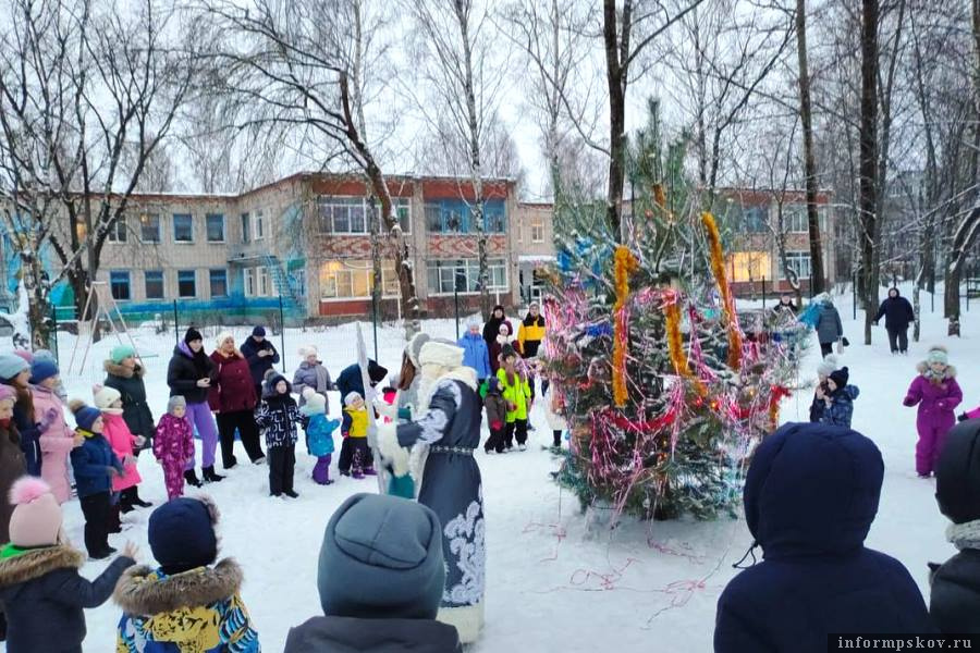 В Великих Луках новогодние ёлки по просьбе жильцов устанавливают во дворах домов. Фото Telegram