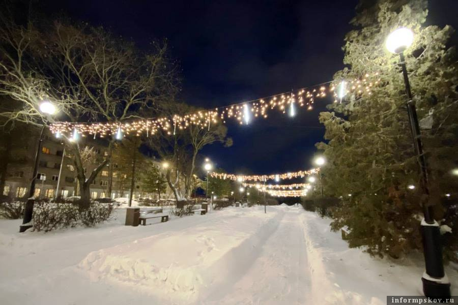 Варлаамовский сквер, украшенный гирляндами. Фото Telegram