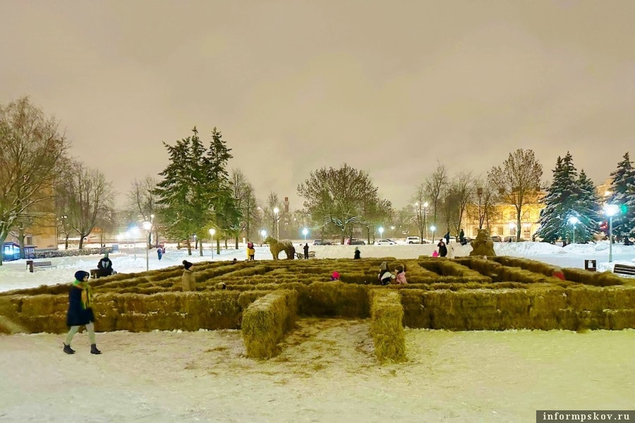 Лабиринт из сена снова радует псковскую детвору. Фото Telegram