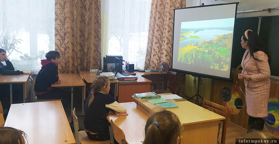 Старший научный сотрудник музея-заповедника «Михайловское» Лаура Пурвинь ведёт занятие «История озера Кучане» для  членов кружка «Юный натуралист» в Пушкиногорской санаторной школе. Фото предоставлено музеем-заповедником