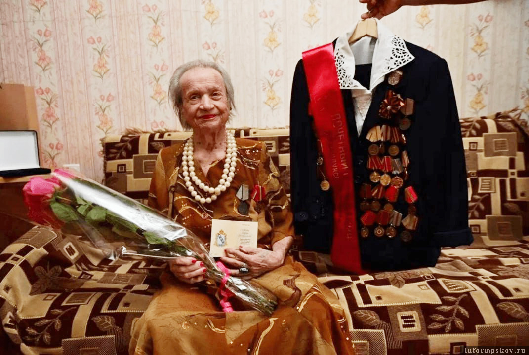 99-летнего ветерана Великой Отечественной войны Марию Сизову наградили медалью «80 лет Победы в Курской битве». Фото здесь и далее: пресс-служба администрации Великих Лук