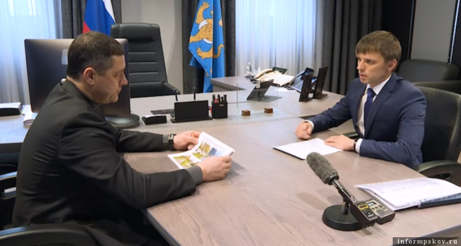 Михаил Ведерников и Валерий Зайцев обсуждают благоустройство в Печорах. Фото: скриншот из видео