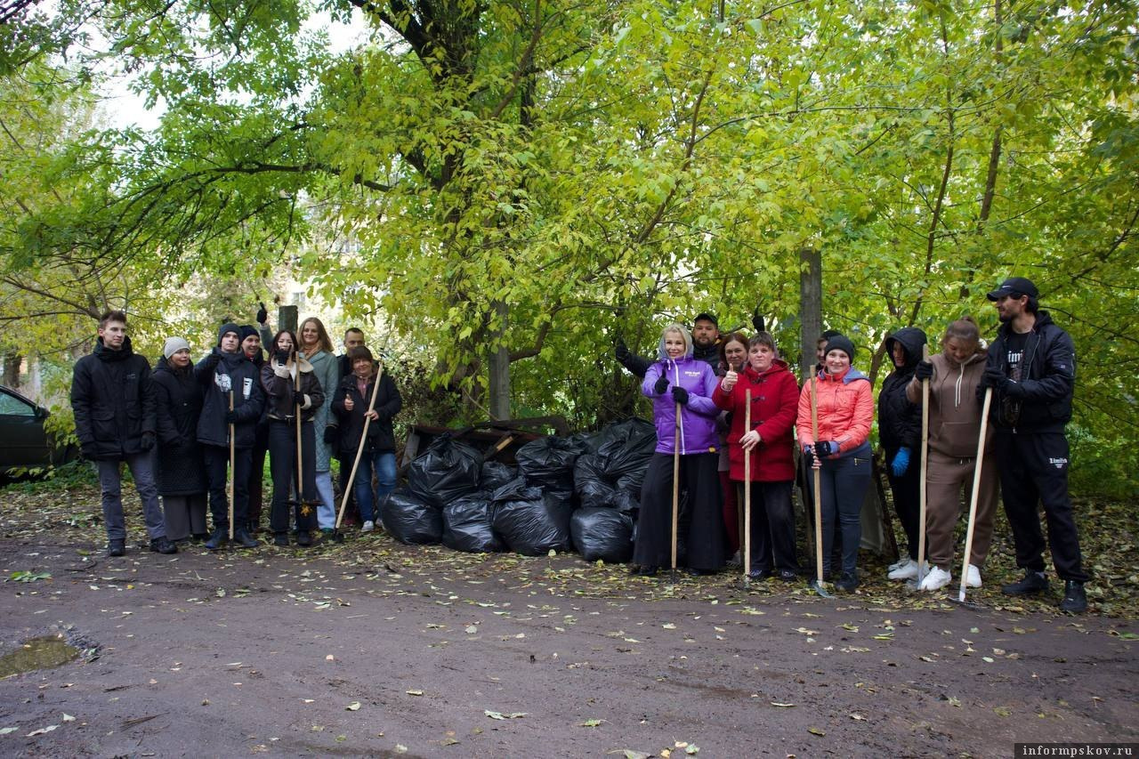 В Пскове на улицах Яна Фабрициуса и Стахановской прошёл субботник. Фото здесь и далее: предоставила пресс-служба Псковской гордумы