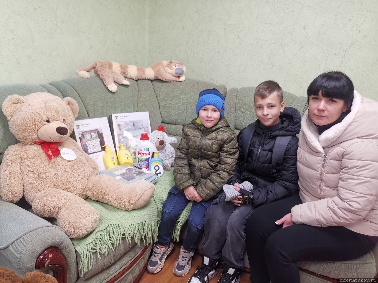 Детский фонд организовал выдачу помощи семьям вынужденных переселенцев в Псковской области. Фото здесь и далее: пресс-служба Псковского областного отделения Российского детского фонда