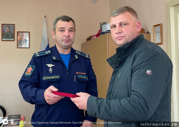 Брату погибшего в ходе СВО великолучанина Сергея Якушёнка вручили орден Мужества. Фото: пресс-служба администрации Великих Лук