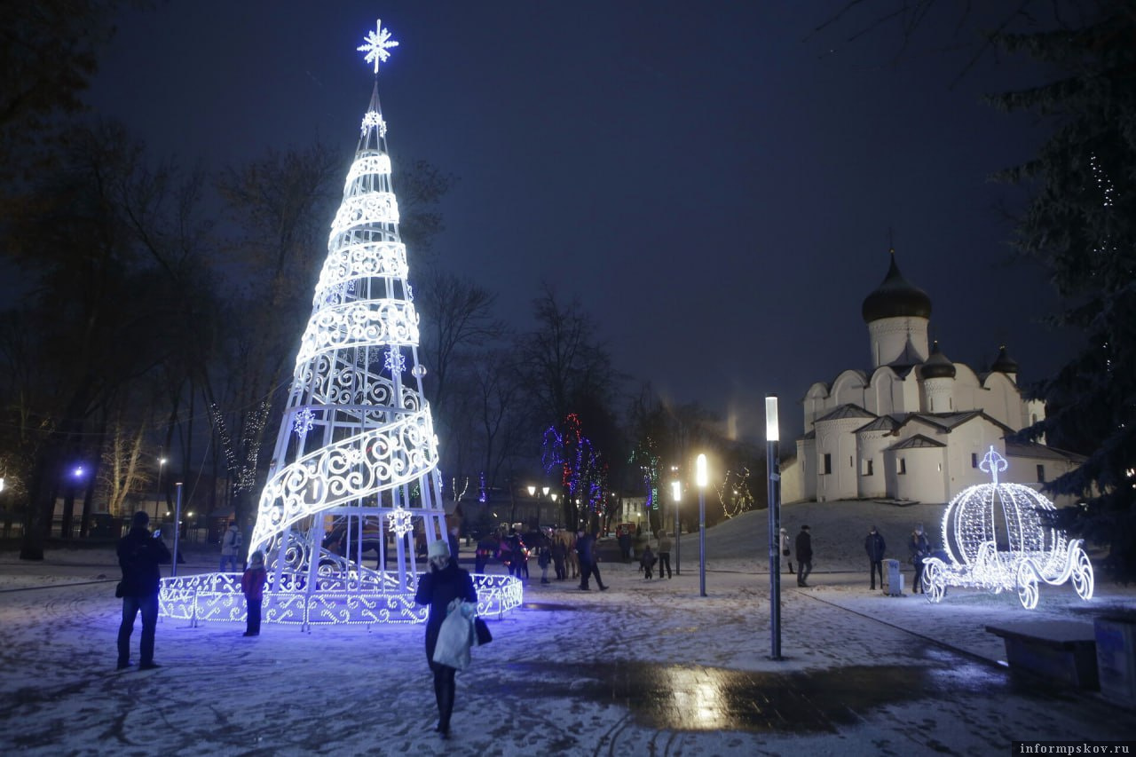 Псков украсят к Новому году до 15 декабря. Фото: ПАИ