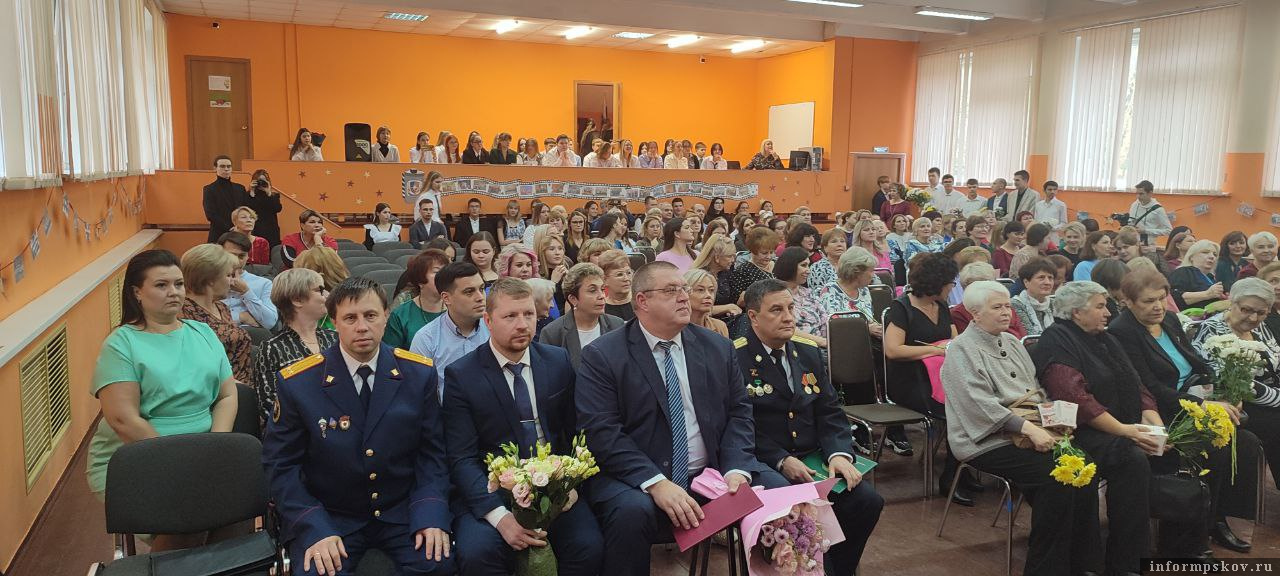 Псковские следователи вручили почётные грамоты педагогам. Фото здесь и далее: пресс-служба СУ СК России по Псковской области