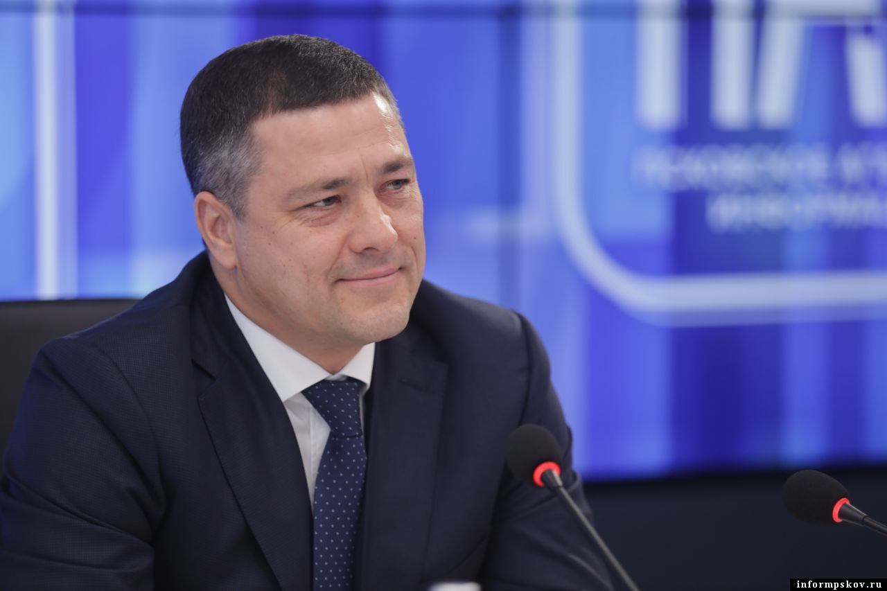Михаил Ведерников поздравил псковских аграриев с профессиональным праздником. Фото: ПАИ 