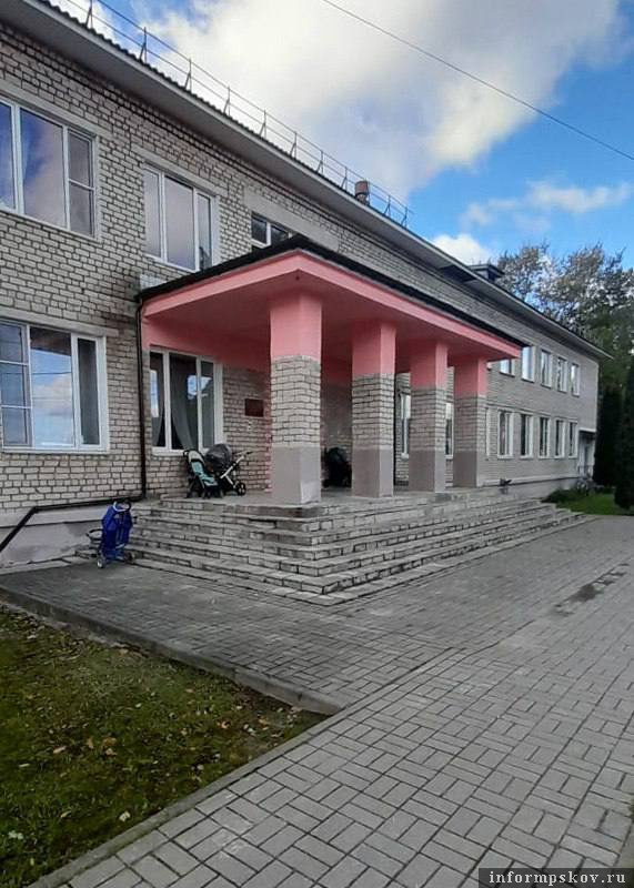 Кровлю детсада «Звёздочка» в Печорах привели в порядок. Фото: Telegram-канал Михаила Ведерникова