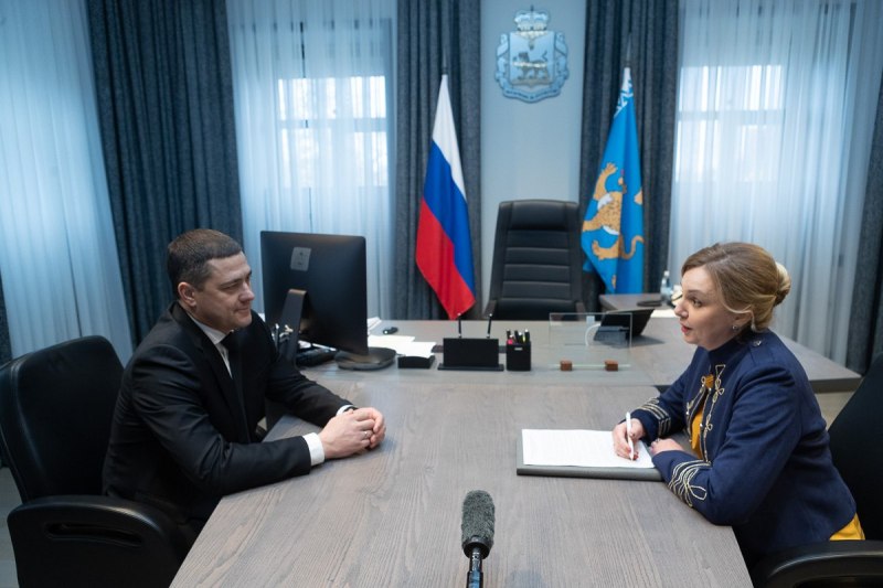 Михаил Ведерников и Ирина Белоконь обсудили вопросы взаимодействия по повышению профессионального уровня госслужащих. Фото: пресс-служба правительства Псковской области