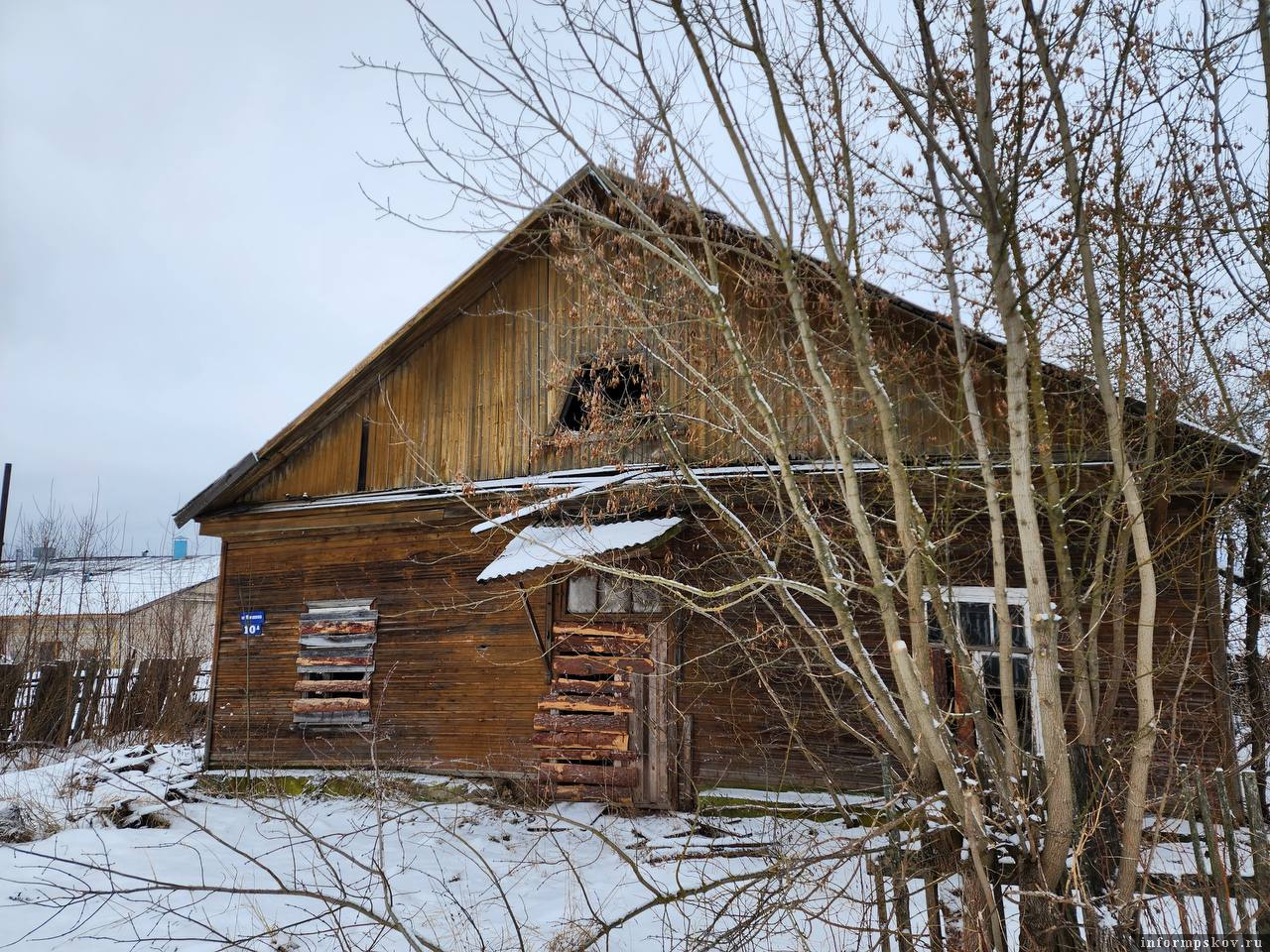 Фото участка до снесения аварийного дома. Фото здесь и далее: пресс-служба прокуратуры Псковской области