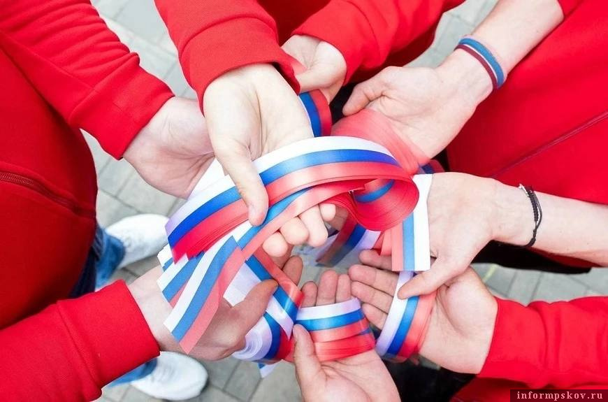 В Великих Луках волонтёры раздадут ленты с триколором в честь Дня народного единства. Фото: администрация Великих Лук