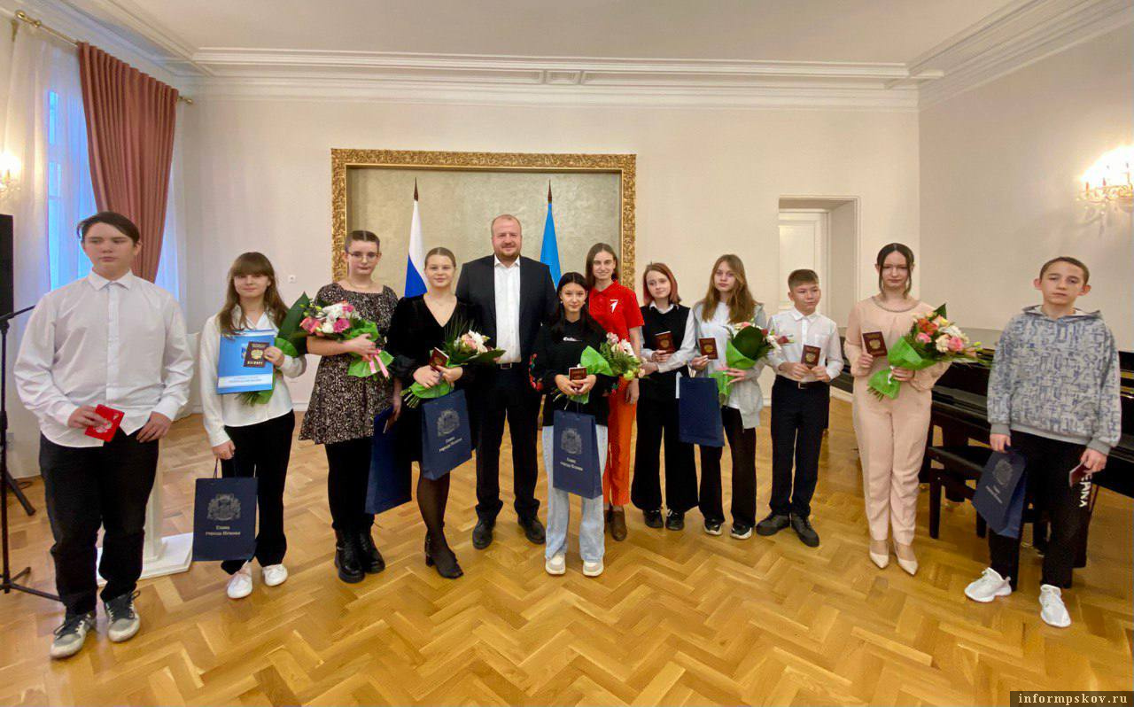Борис Елкин вручил юным псковичам паспорта накануне Дня народного единства. Фото здесь и далее: Telegram-канал Бориса Елкина