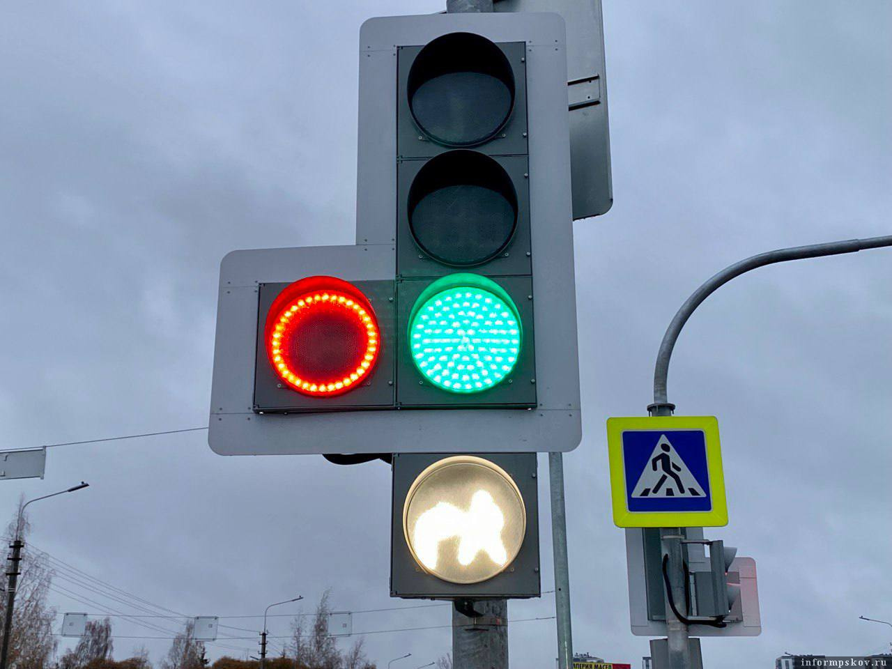 Новая схема движения действует на пересечении улиц Чудской и Алмазной в Пскове. Фото: Telegram-канал Бориса Елкина