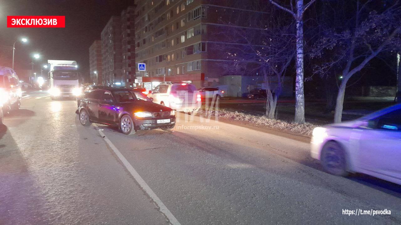 Пенсионерка угодила под колёса автомобиля в Великих Луках. Фото здесь и далее: Telegram-канал «ПАИ. Псковская сводка»