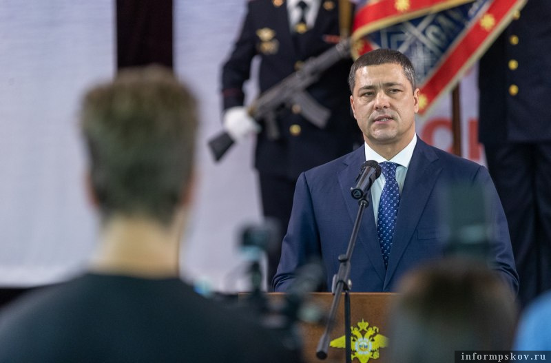 Михаил Ведерников наградил сотрудников органов внутренних дел. Фото здесь и далее: пресс-служба правительства Псковской области
