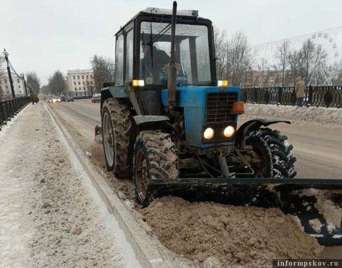 350 кубометров снега убрали за три дня с великолукских улиц. Фото здесь и далее: администрация Великих Лук