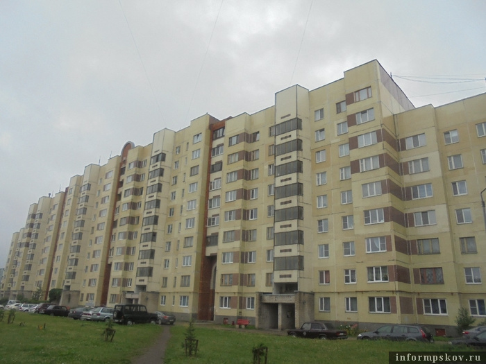 Фасад десятиэтажного дома до капитального ремонта. Фото здесь и далее: пресс-служба Фонда капитального ремонта Псковской области