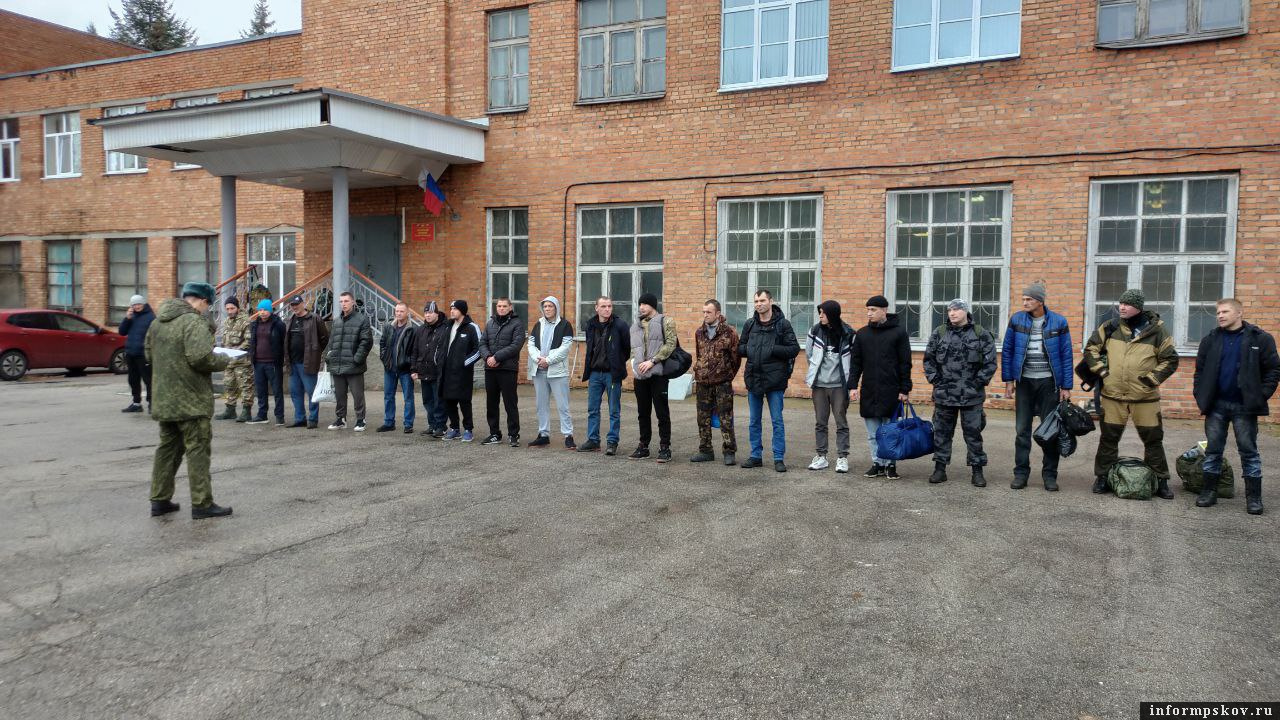 Очередная группа контрактников из Псковской области отправляется к месту службы. Фото: ПАИ