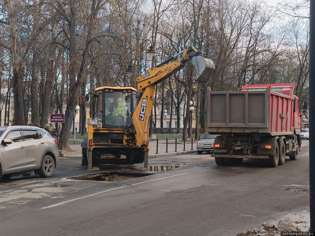 В Пскове ликвидируют аварию на улице Ленина. Фото: ПАИ