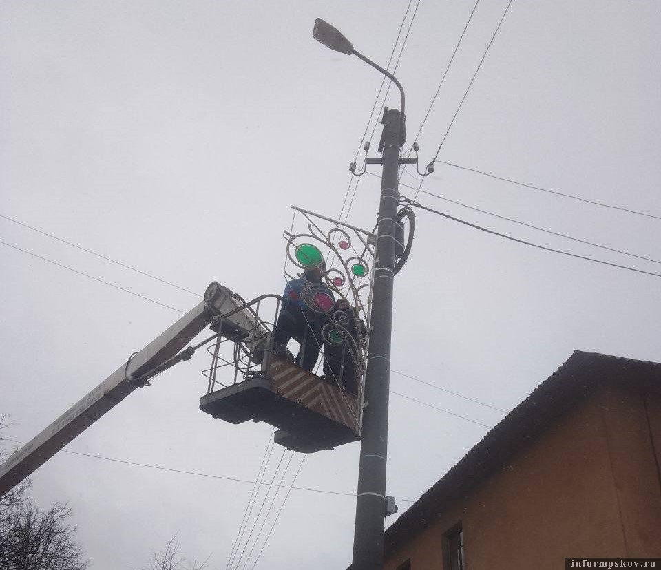 В Великих Луках начали украшать улицы к Новому году. Фото: пресс-служба администрации Великих Лук