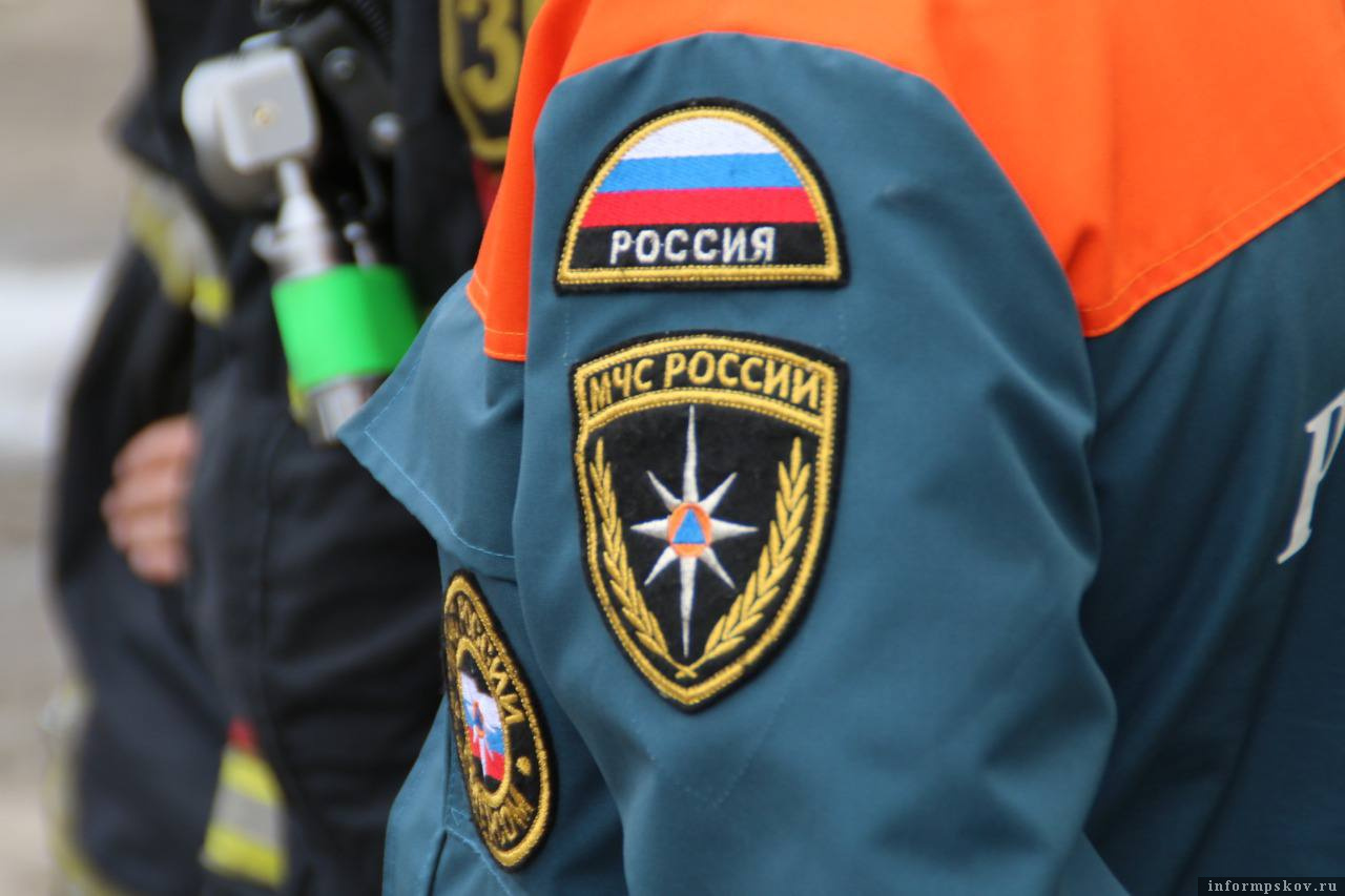 Глава Пскова поздравил спасателей с профессиональным праздником. Фото: Telegram-канал Бориса Елкина