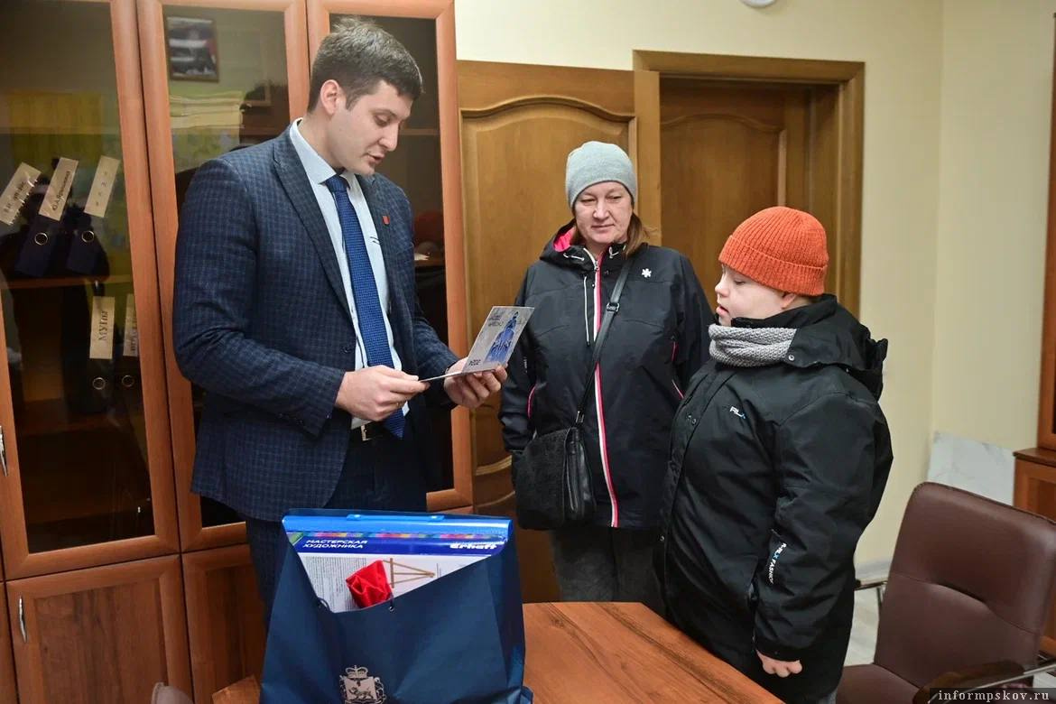 Мальчик с ОВЗ получил поздравление от псковского губернатора. Фото: пресс-служба администрации Великих Лук