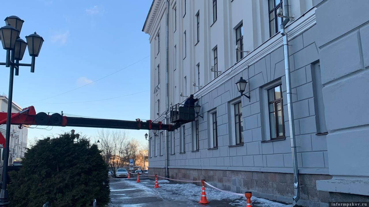 Фасад главного корпуса ПсковГУ украшают к Новому году. Фото: ПАИ