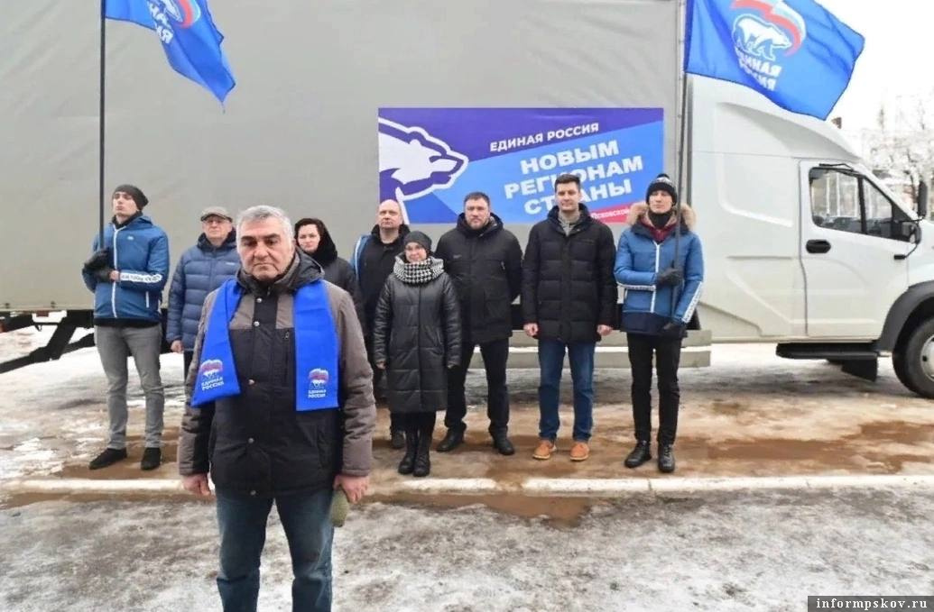 На площадке съезда ЕР дан старт великолукскому гуманитарному конвою в Донбасс. Фото из соцсетей Николая Козловского
