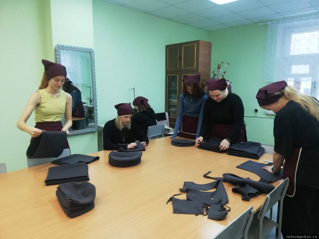 Одежду для бойцов СВО шьют студенты Великолукского политехнического колледжа. Фото из Telegram-канала Михаила Ведерникова