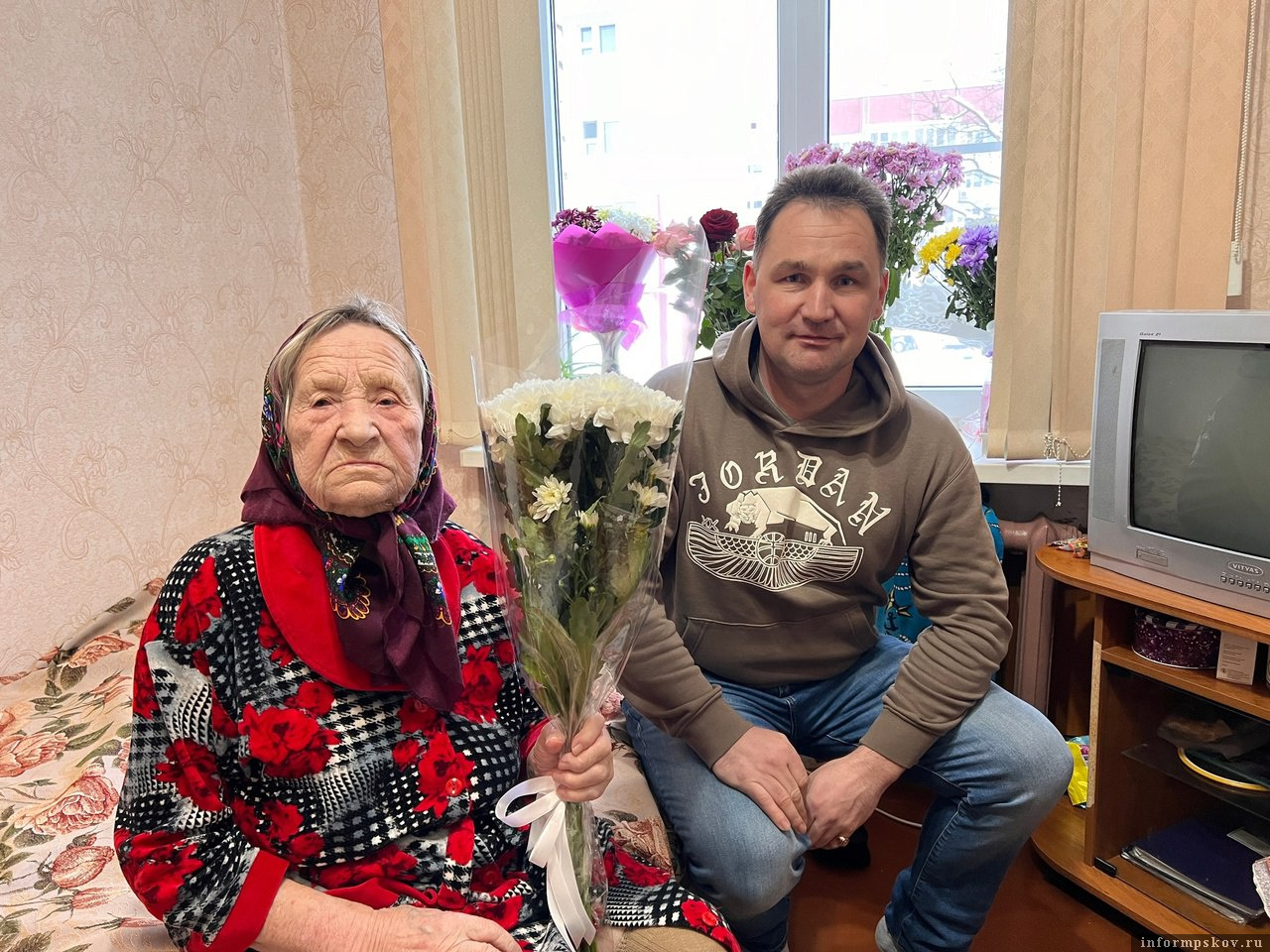 Псковичку поздравили со 100-летием. Фото: со страницы Ивана Мешкова в соцсети «ВКонтакте»