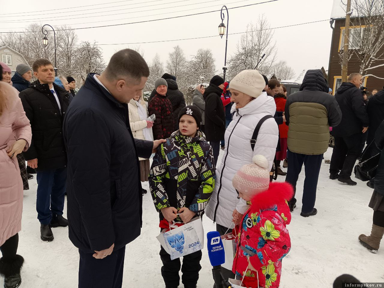 Михаил Ведерников исполнил новогоднее желание 12-летнего мальчика из Печор. Фото: ПАИ