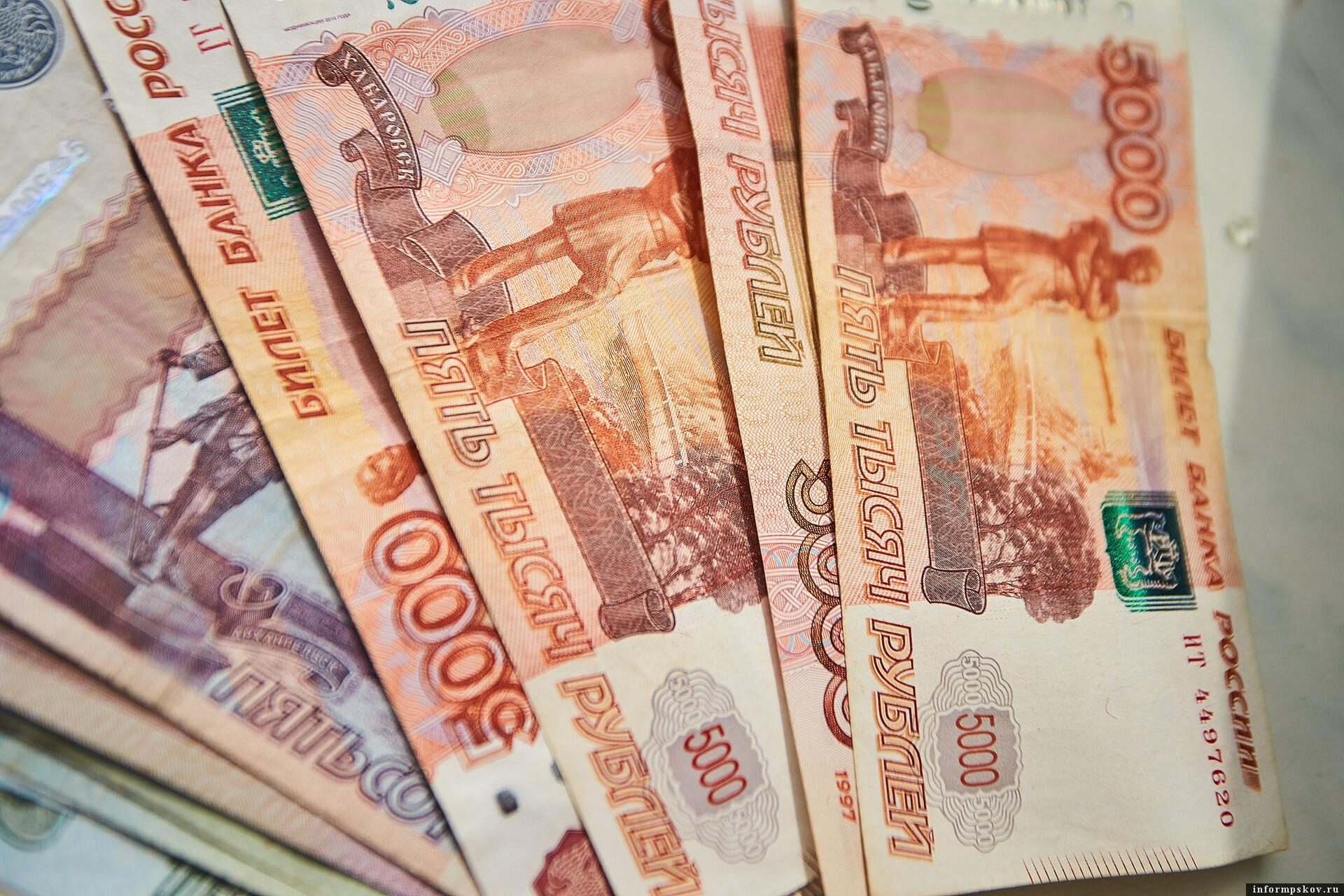 Более семи миллионов рублей украли мошенники у островички. Фото: ПАИ